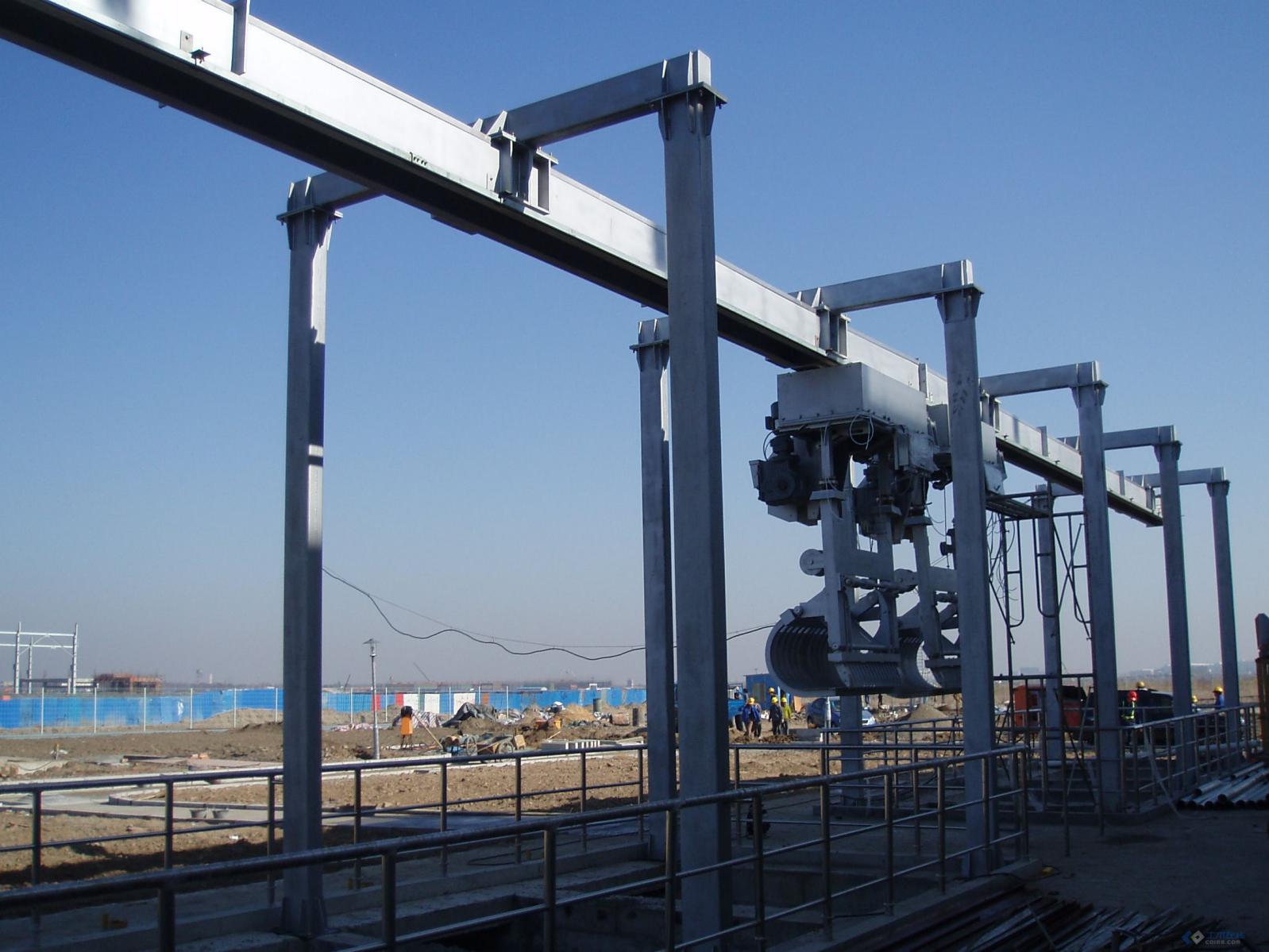 移動抓斗式格柵機